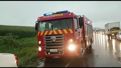 Voyage capota na rodovia BR-467 e Corpo de Bombeiros é acionado