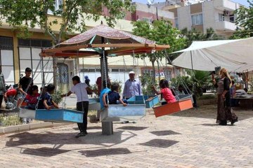 Kilis'te çocuklar bayram yerinde gönüllerince eğleniyor