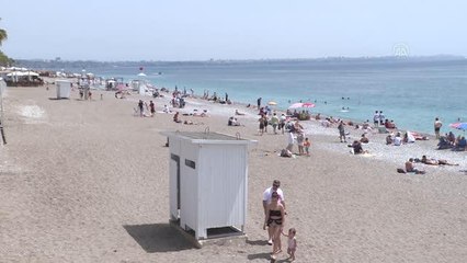 Antalya sahillerinde bayram hareketliliği yaşanıyor