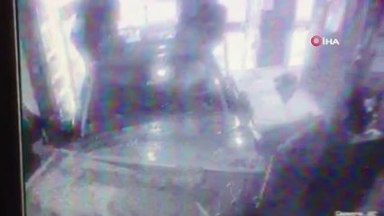 Video çekerken canlarından oluyorlardı... Direksiyon hakimiyetini kaybeden genç fırına böyle daldı