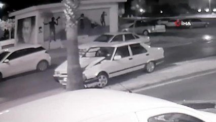 Kaza yapıp yaralanan gençler otomobili bırakıp böyle kaçtı