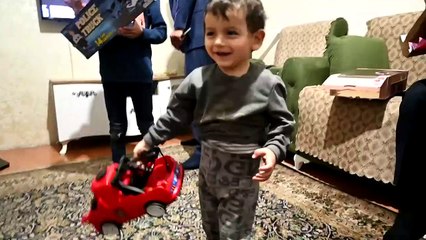 المعارض أوميت أوزداغ يزور عائلة سورية ويعد بمصالحة الأسد وإعادة السوريين