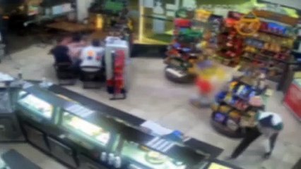 Câmera de segurança mostra o momento que policial federal atira contra vítimas