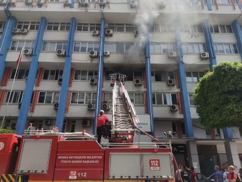 MERSİN BÜYÜKŞEHİR BELEDİYESİ EK HİZMET BİNASINDA ÇIKAN YANGIN SÖNDÜRÜLDÜ