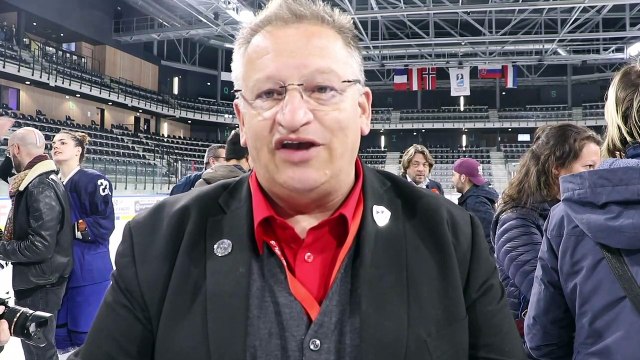 Mondial D1A à Angers. Pierre-Yves Gerbeau félicite les Bleues