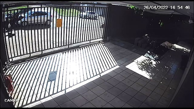 Vídeo mostra momento em que moto é prensada entre carros no Bairro Cancelli