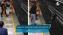 Jefe de estación rescata a perrito que cayó a vías del Metro Cuitláhuac
