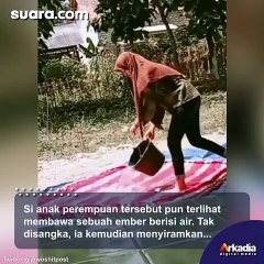 Viral Bocah Perempuan Cuci Kasur Kapuk dengan Cara Disiram Air Bikin Publik Geleng-geleng