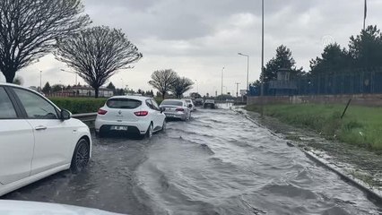 ESKİŞEHİR - Dolu ve sağanak nedeniyle araçlar mahsur kaldı