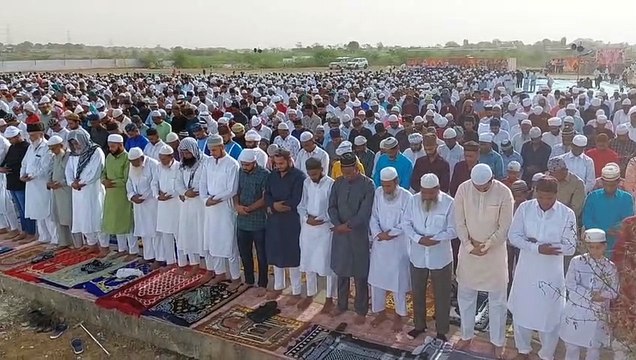 खुदा की बारगाह में झुके हजारों शीश, मांगी अमन-चैन की दुआ
