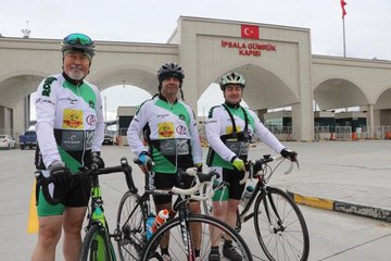 Bisikletli grup Atatürk'ün doğduğu evden aldığı toprağı Samsun'a götürüyor