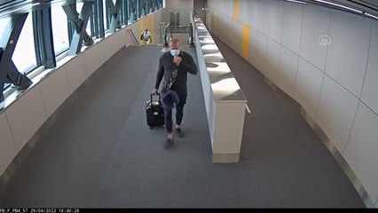 Sahte pasaportla yurda girmeye çalışan şüpheli Portekiz'e gönderildi