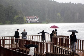 GÖLCÜK'TE SAĞANAK YAĞMURDA KİMİ SIĞINACAK YER ARADI, KİMİYSE KEYFİNİ ÇIKARDI