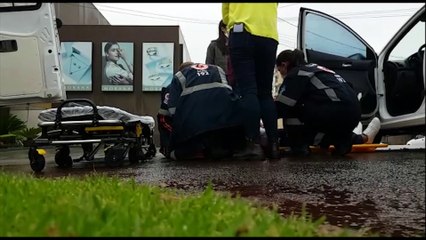 Carros colidem no centro, mulher passa mau e Samu é acionado