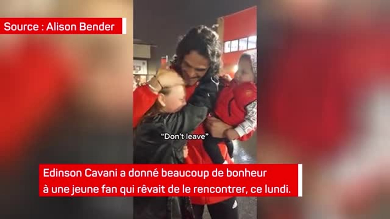Manchester United - Le beau moment de partage entre Edinson Cavani et une jeune fan