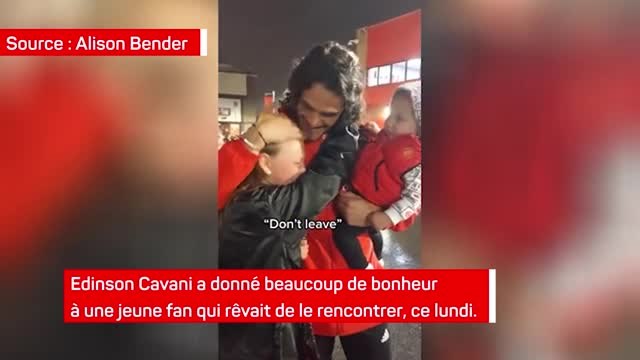 Manchester United - Le beau moment de partage entre Edinson Cavani et une jeune fan