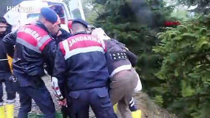 Yedigöller yolunda şarampole yuvarlanan otomobildeki çifti, ekipler kurtardı