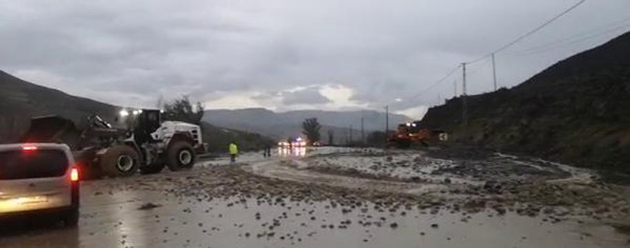 IĞDIR-TUZLUCA KARAYOLU SEL SULARININ GETİRDİĞİ ÇAMUR VE BALÇIKLA KAPANDI