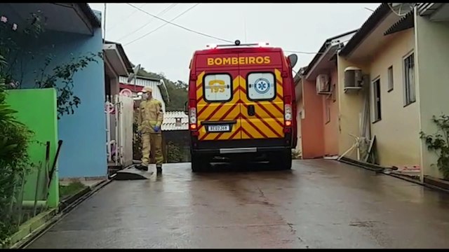 Jovem fica ferido ao sofrer queda em residência no Santa Felicidade