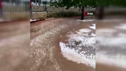 Kentte 15 dakikada yollar beyaza büründü, otomobillerin camları patladı