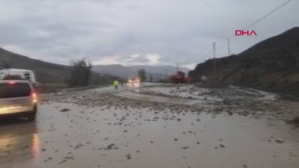 Iğdır-Tuzluca karayolu sel sularının getirdiği çamur ve balçıkla kapandı