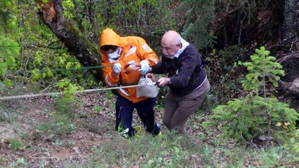 Şarampole devrilen otomobildeki çift, halatla kurtarıldı