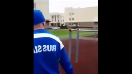 Il nous montre un petit exercice de muscu... Raté