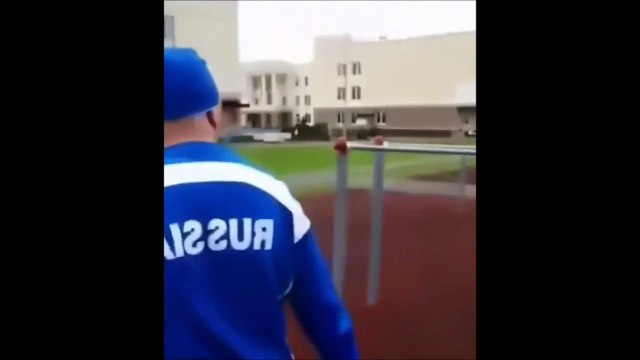 Il nous montre un petit exercice de muscu... Raté