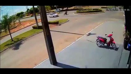 Скачать видео: Un motard et un automobiliste s'en sortent miraculeusement... Du jamais vu