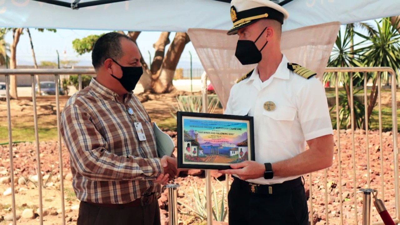 Vallarta recibe el “Star Breeze”; intercambian placas por la tradición| CPS Noticias Puerto Vallarta