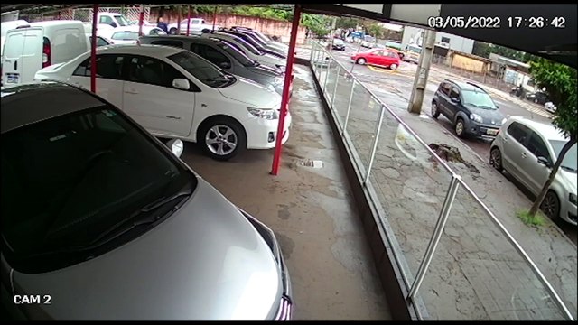 Câmera flagra grave acidente entre carro e moto no Centro