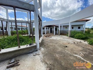 Há mais de 4 anos, população aguarda conclusão de escola municipal em distrito de Cajazeiras