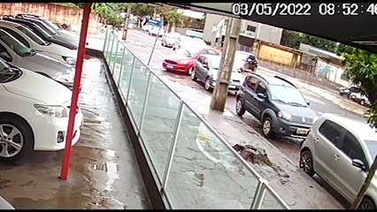 Câmera registra duas colisões no mesmo cruzamento nesta terça-feira (03)