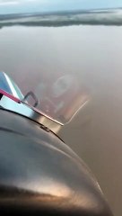 Rescatan con vida a los dos ocupantes de una avioneta que cayó a una laguna en Beni