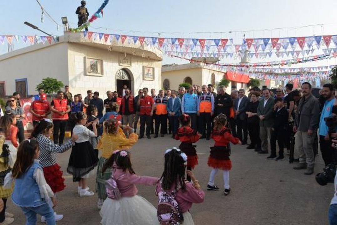 İDLİB'DE İNŞA EDİLEN BRİKET EVLERİN ANAHTAR TESLİM TÖRENİ YAPILDI