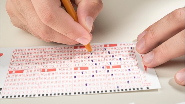 Son groupe d'amis gagne 1 million de dollars à la loterie, il les poursuit en justice pour avoir une partie