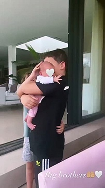 Vitaa partage une photo de ses trois enfants su...