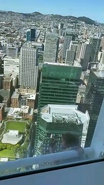 Un jeune Spiderman escalade la Salesforce Tower à San Francisco