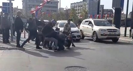 Kırmızı ışıkta geçerken yayaya çarptı! Sürücü ile yaya birbirine girdi