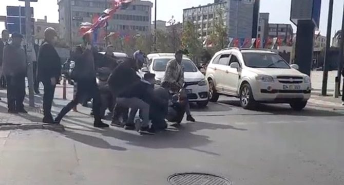 Kırmızı ışıkta geçerken yayaya çarptı! Sürücü ile yaya birbirine girdi
