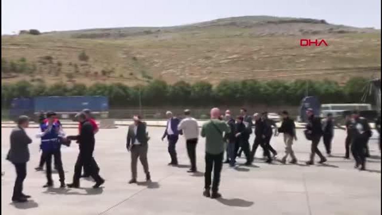 İDLİB'DE İNŞA EDİLEN BRİKET EVLERİN ANAHTAR TESLİM TÖRENİ YAPILDI