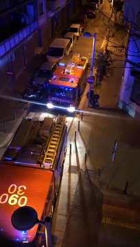 Bomberos en el incendio de Santa Coloma, en el que ha habido tres muertos