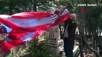 Fenerbahçeli Uğur Güzeler, arkadaşının vasiyetini yerine getirdi, mezarına Trabzonspor bayrağı örttü