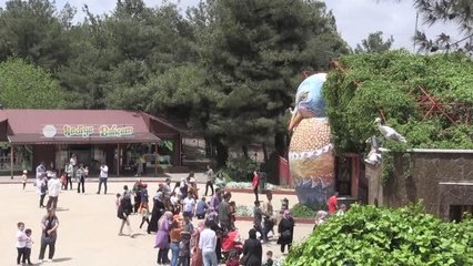 ŞANLIURFA - Güneydoğu'nun turizm merkezleri Gaziantep ve Şanlıurfa'da bayram yoğunluğu (1)