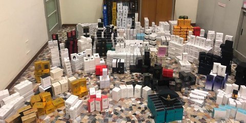 Novara, scoperta boutique online di profumi falsi: sequestri in tutta Italia (04.05.22)