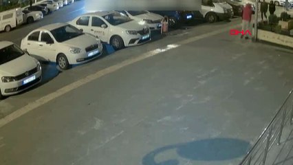 Akıllara durgunluk veren yöntem! Ellerine tüküren hırsızlar kamerada