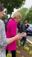 Basta ver en estas imágenes a Elizabeth Warren para entender el cabreo lleno de frustración de los progresistas en este día dramático allí. Los reps