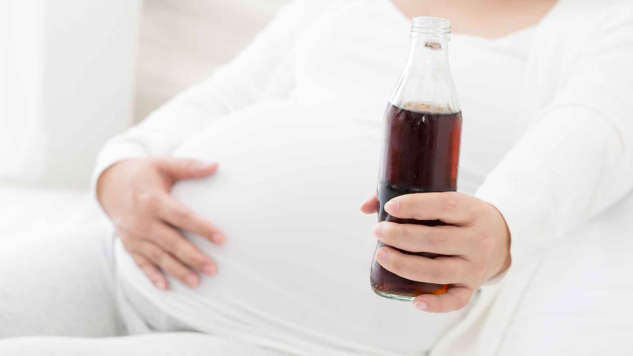 Cola in der Schwangerschaft: Das musst du unbedingt beachten!
