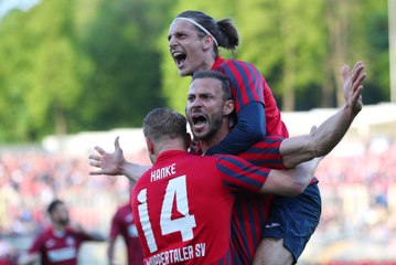 Vor Wahnsinns-Kulisse: Wuppertal schlägt RWE dank Doppelpacker Prokoph