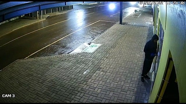 Empresário divulga imagens de tentativa de arrombamento e faz alerta a comerciantes: Só não conseguiu porque disparou o alarme